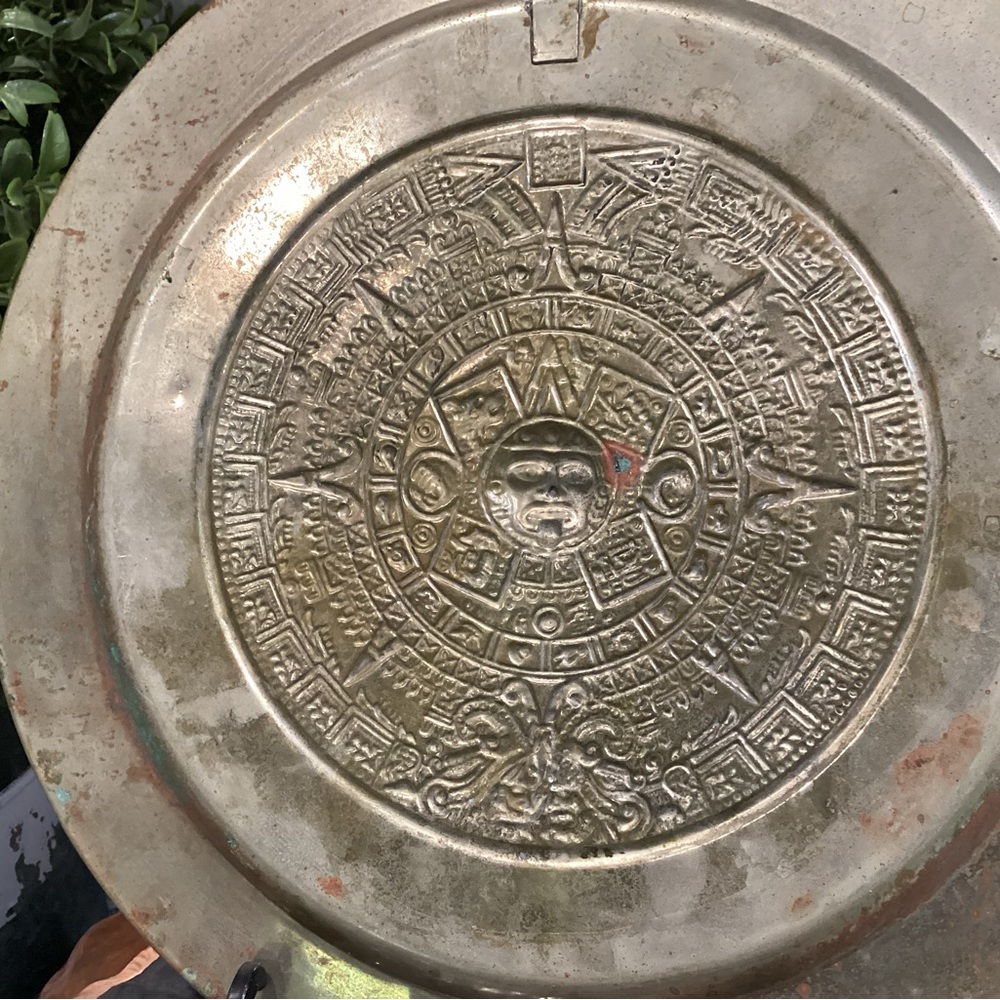 🟡 Vintage - Mayan / Aztec Calendar Wall Hang - Silver or Brass w/ Abalone Shell - Picture 5 of 9